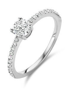 B1P07 Naiomy Moments